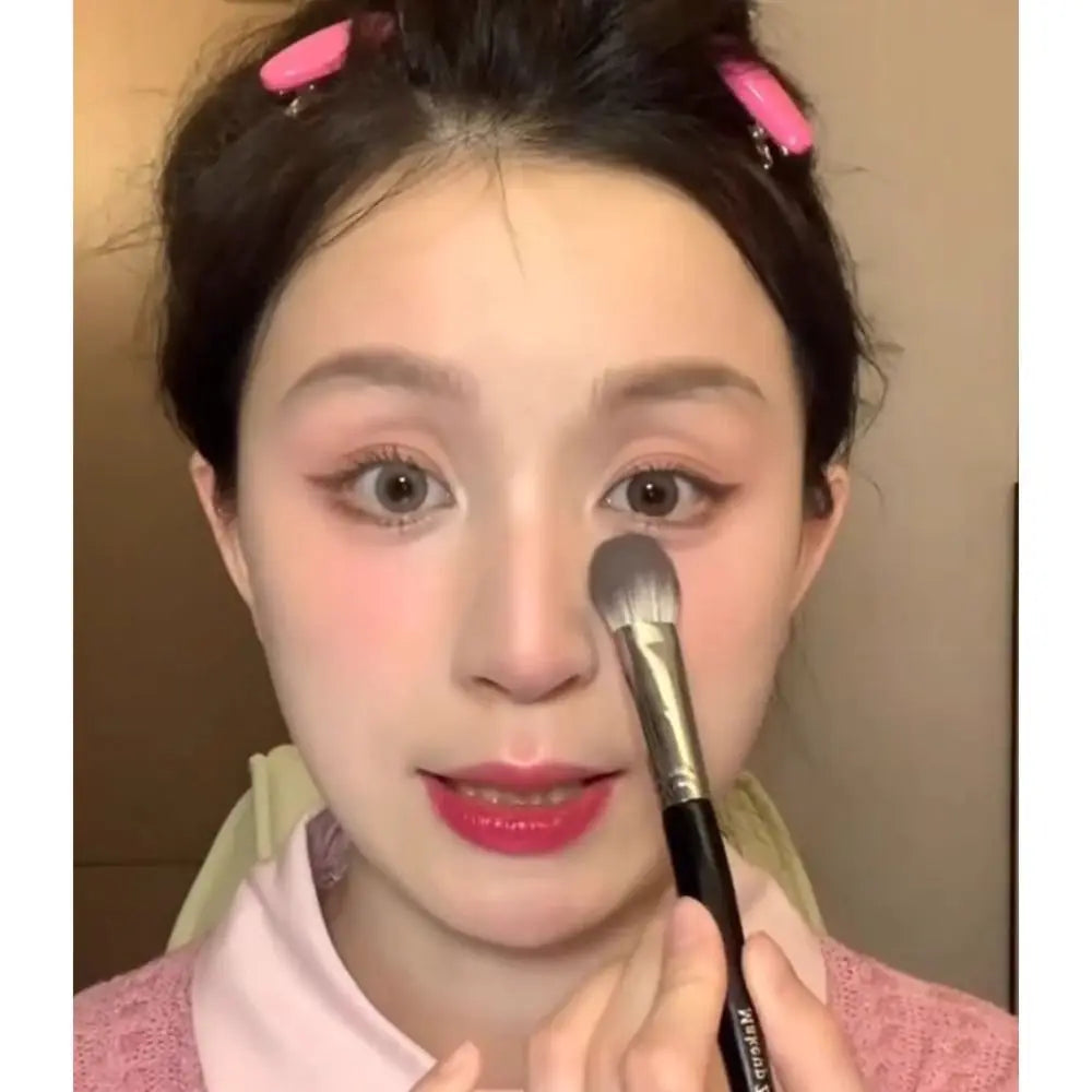 Portable 17CM Peach Heart Blusher Brush displayed with clear focus on its tongue-shaped makeup tool functionality.