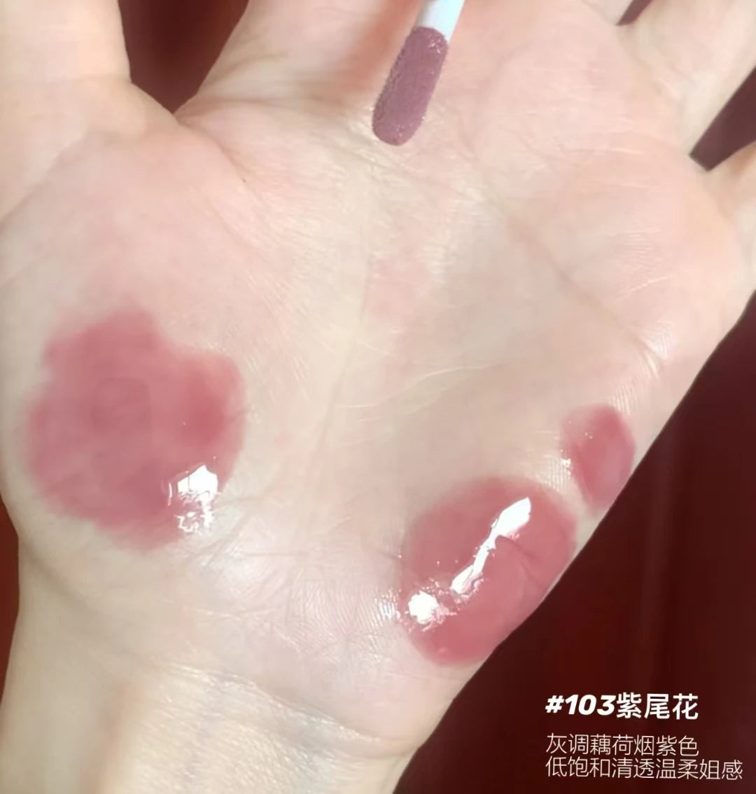 Applying HYNTOOR Shiny Lip Gloss in natural light, demonstrating shiny lip gloss for dry lips shine.