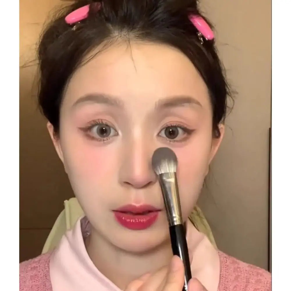 High-quality Portable 17CM Peach Heart Blusher Brush, soft tongue-shaped makeup tool for precision application.