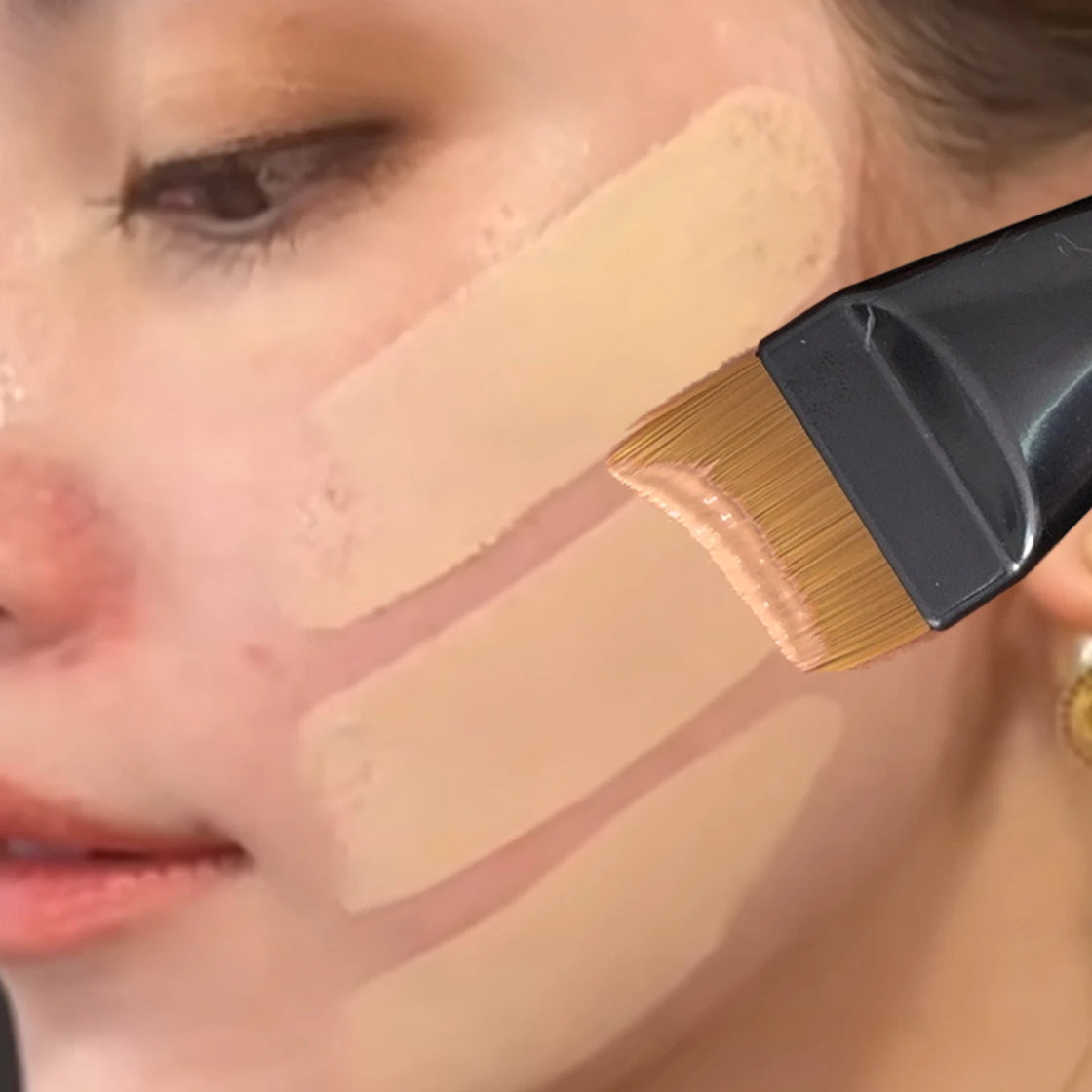 Hassle-free application technique using the 3pcs Foundation Makeup Tools Kit - An everyday choice for portable makeup tools.