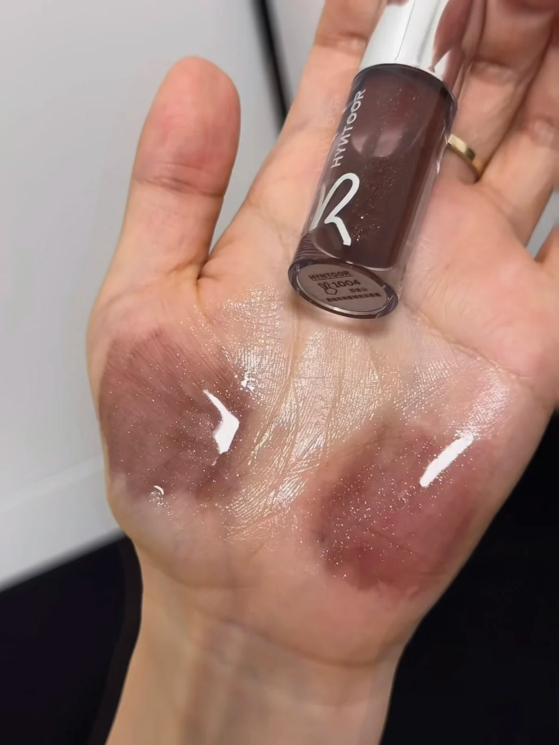 Close-up of HYNTOOR Lip Gloss Shiny Shimmer Mirror finish, featuring shiny lip gloss for dry lips.