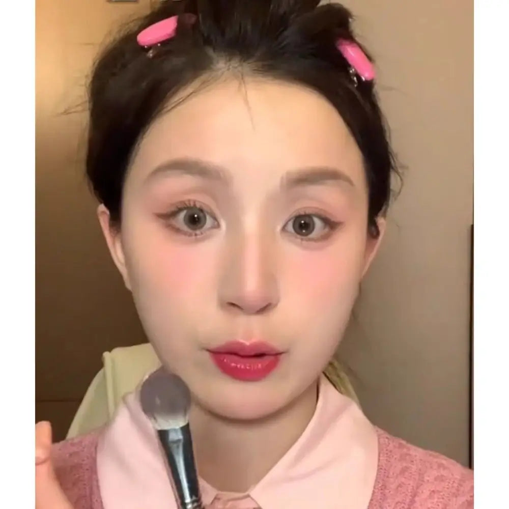 Versatile use of the Portable 17CM Peach Heart Blusher Brush, a soft tongue-shaped makeup tool for bronzer and blush.