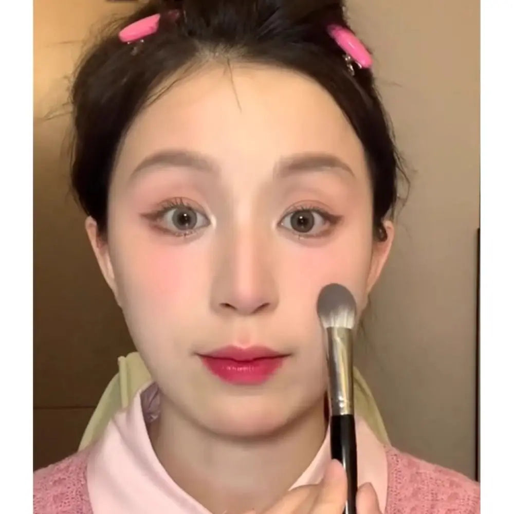 The Portable 17CM Peach Heart Blusher Brush - a must-have soft tongue-shaped makeup tool.