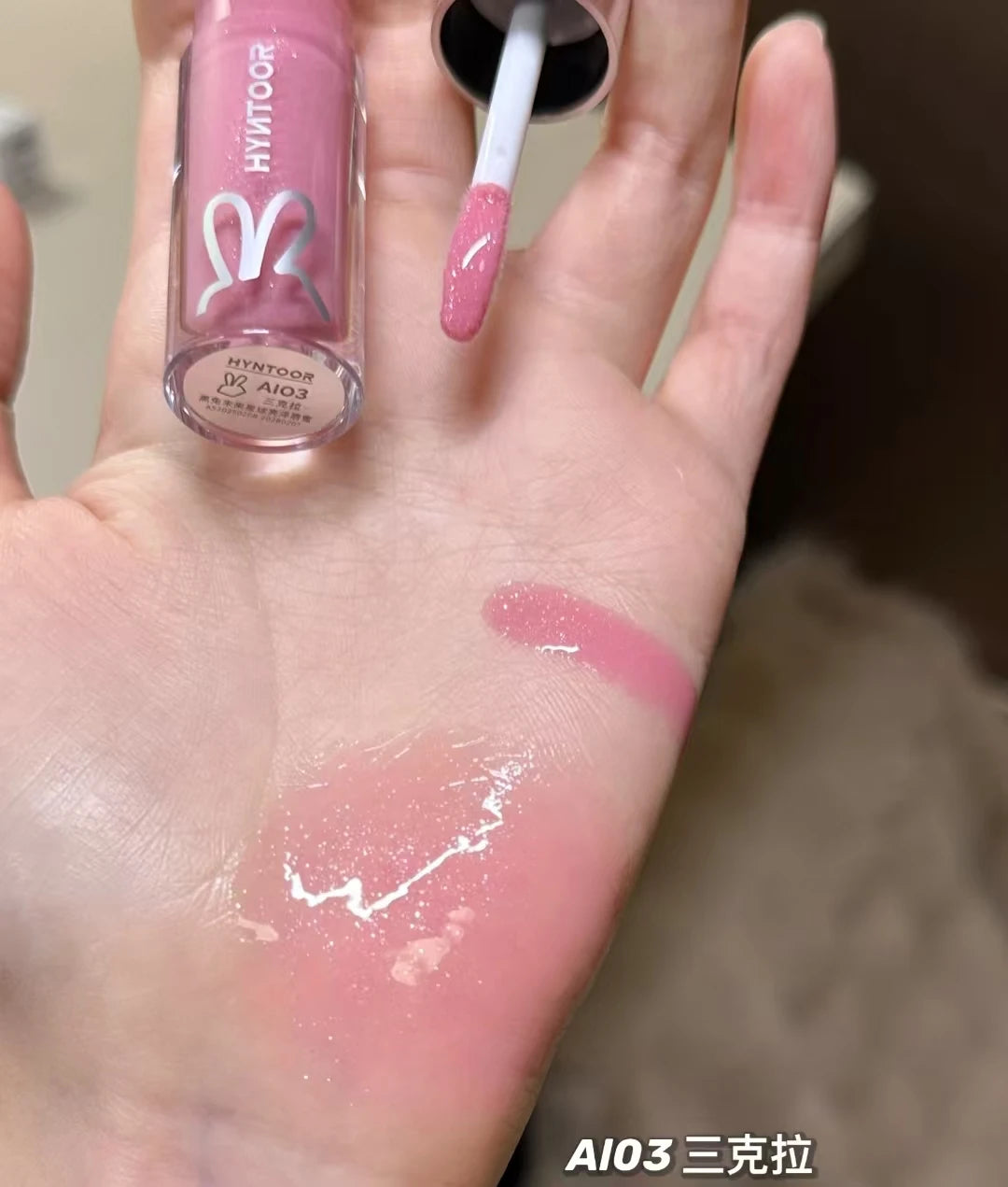 Lip application tutorial using HYNTOOR Lip Gloss, showcasing shiny lip gloss for dry lips.