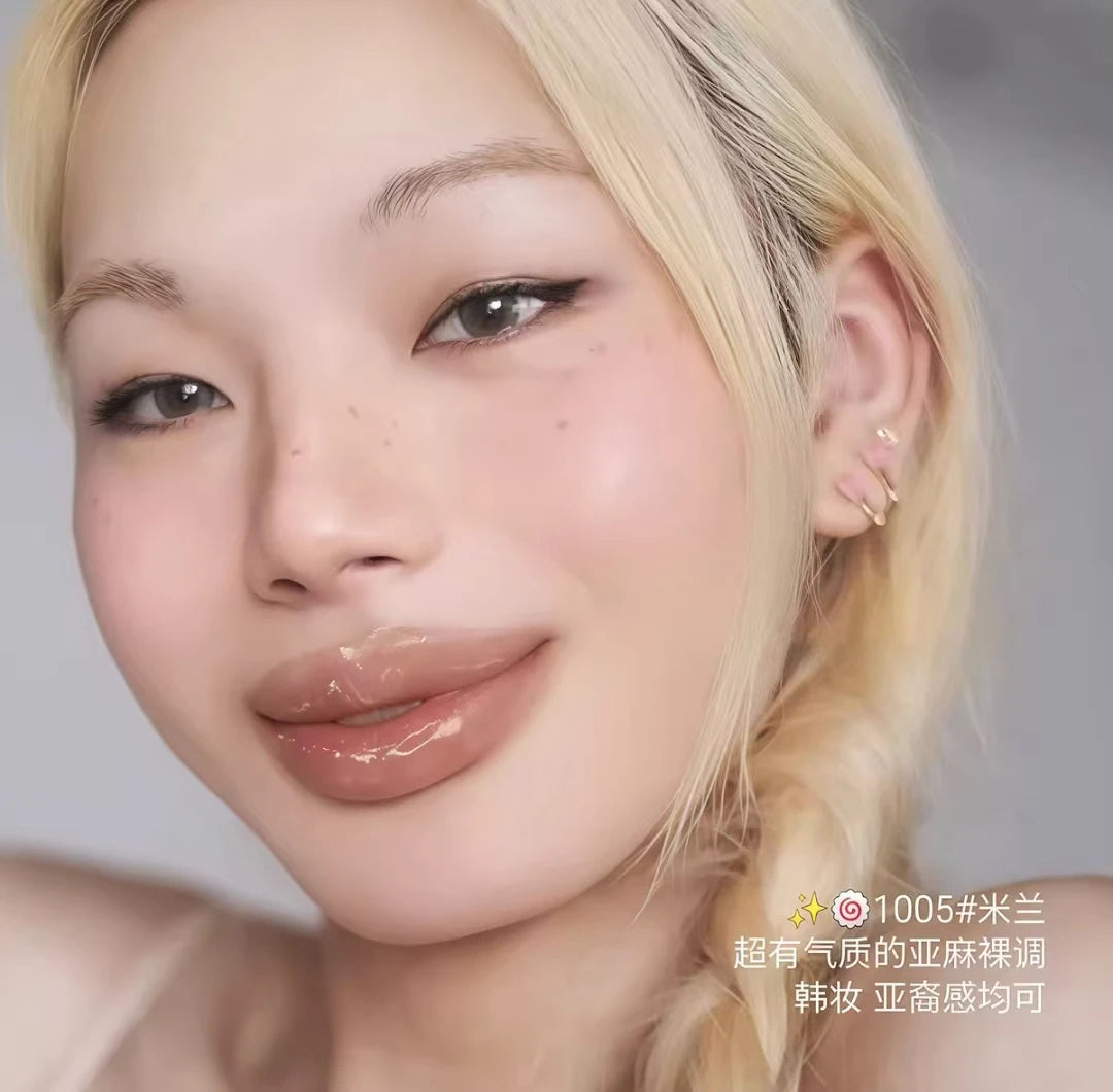 HYNTOOR Lip Gloss with sparkles, perfect for adding shine with shiny lip gloss for dry lips.