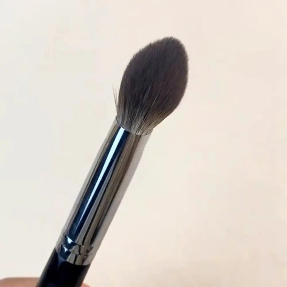 Detail of the Portable 17CM Peach Heart Blusher Brush highlighting its tongue-shaped design for makeup enthusiasts.